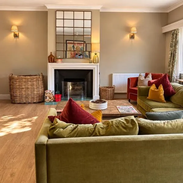Spacious Country Cottage Sleeps 8, Air Con, Fire Pit & Dog Friendly close to Bath، فندق في برادفورد أون آفون