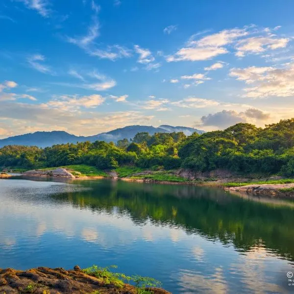 Elee Villa - Waterfront Retreat with Victoria Reservoir & Mountain Views, Hotel in Teldeniya