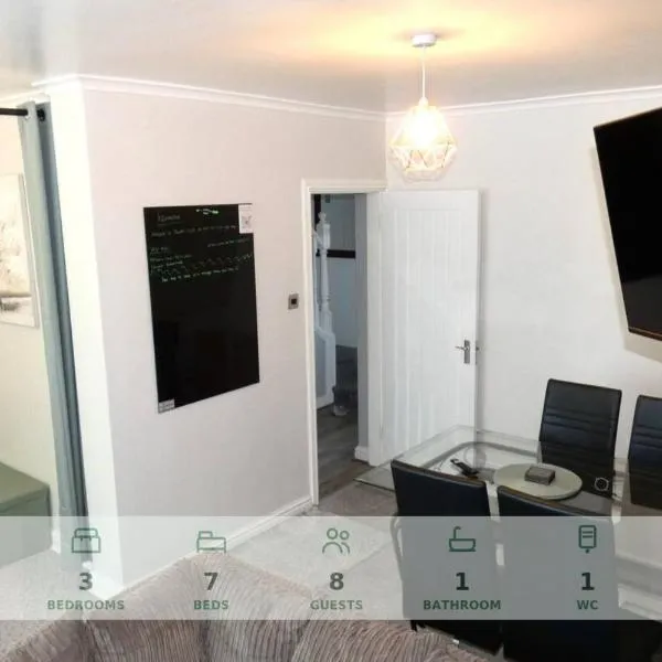 Spacious 3 Bedrooms 7 Beds Maisonette with 1 Bathroom 1WC 4 Smart TV's with Adaptable Lounge Area Tram access near Salford Quays and MCR City Centre, hotelli Manchesterissä