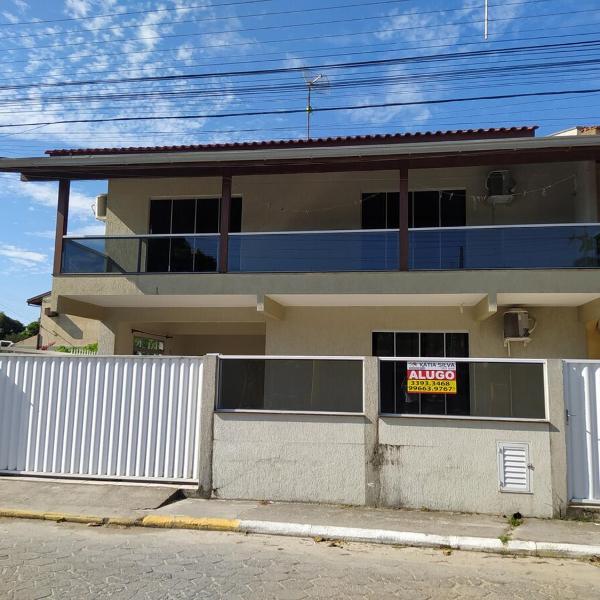 Casa 2 pisos com 4 quartos e com estacionamento!!