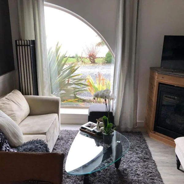 Beachfront Two Bedroom Suite with sofa bed, khách sạn ở Bowser