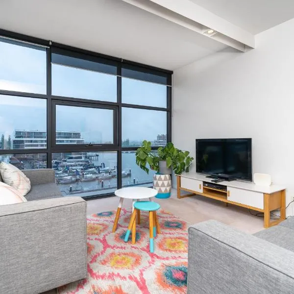 Captivating Unit with Lake View in Kingston, hotel en Kingston