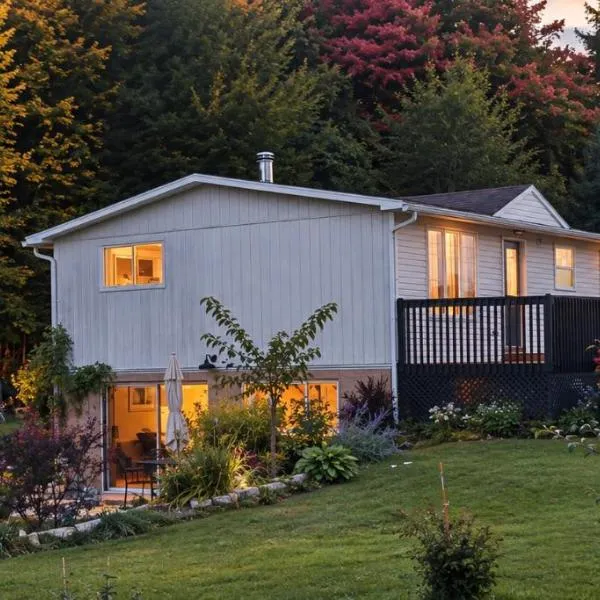 Comfy creekside chalet HiSpeedNet w Workspace, hotel in Mansonville