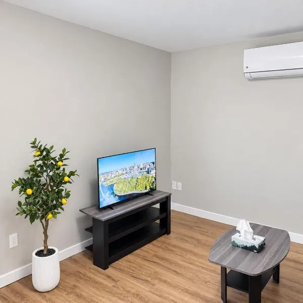 Private North Moncton Suite near Magnetic Hill, хотел в Монктън