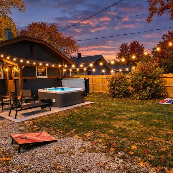 Broad Ripple Bungalow - Hot Tub, Fire Pit & Arcade - Sleeps 4, hotel a Indianapolis