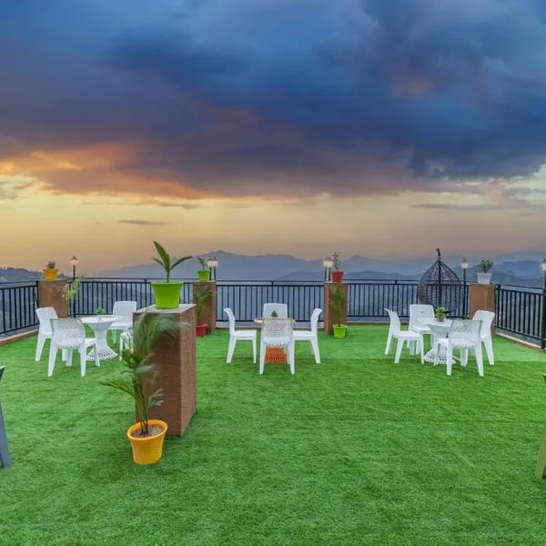 The Charvi Inn & Suites l Family Events l Sky Bonfire l Open Mountain Fresh Air l Power Backup l Free Parking l Kufri By Exotic Stays, viešbutis mieste Kufris