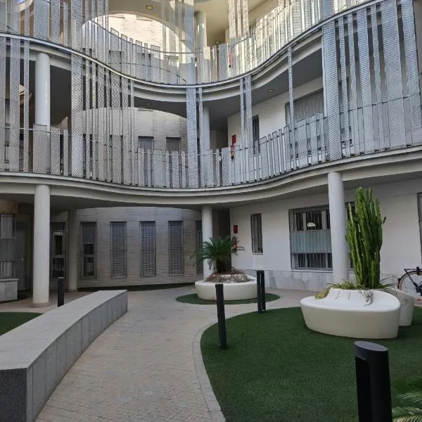 BONITO APARTAMENTO a 200 metros del centro de Sevilla con piscina y parking gratis, hotel di Seville