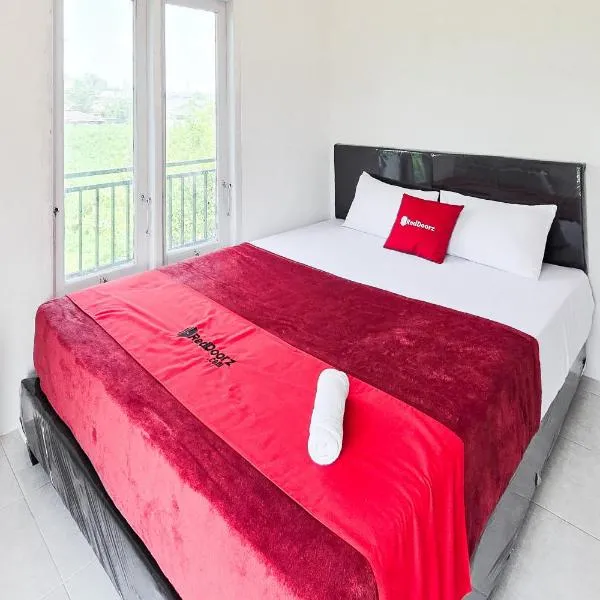 RedDoorz near Juwata Airport 4 Tarakan, hotel in Juwata International Airport