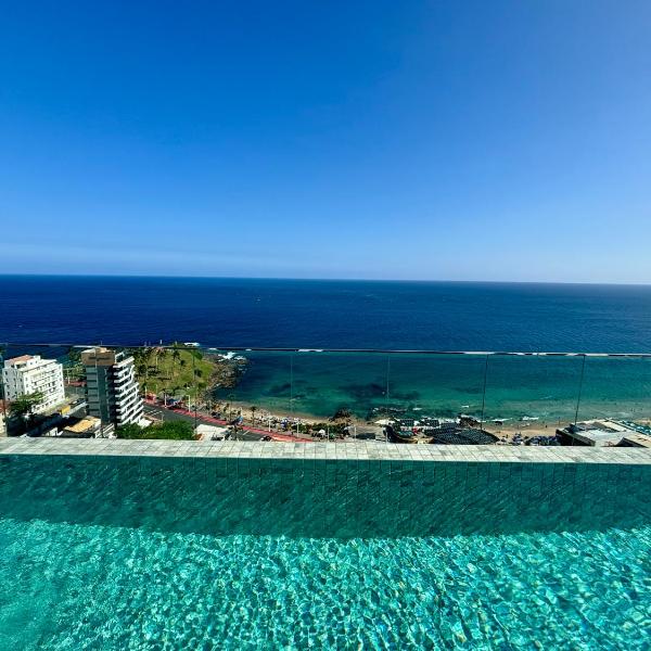 Apê na Barra, piscina no rooftop com vista para o mar