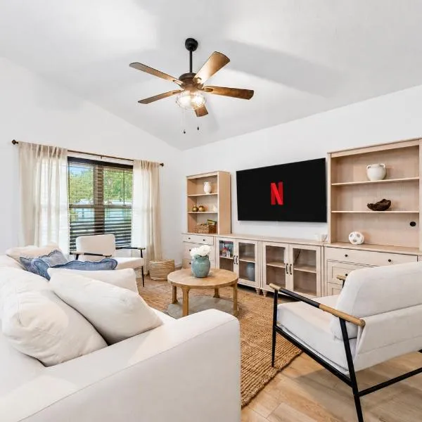Cozy Coastal Cottage Minutes to Beach and Downtown, hotelli kohteessa St. Augustine