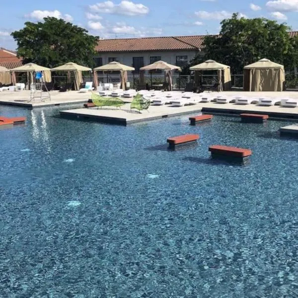 Lazy Waves-Private 2 BD2BA WPool Access-Sleeps 6, hotel em Lake Ozark