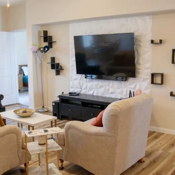 Stylish 3 Bedroom retreat near Downtown and Outlet, hotell sihtkohas Kyle