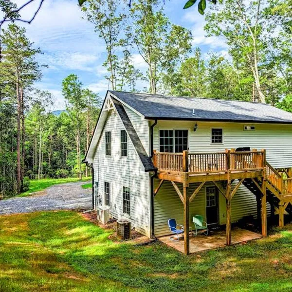 White Owl Cottage: Blairsville şehrinde bir otel