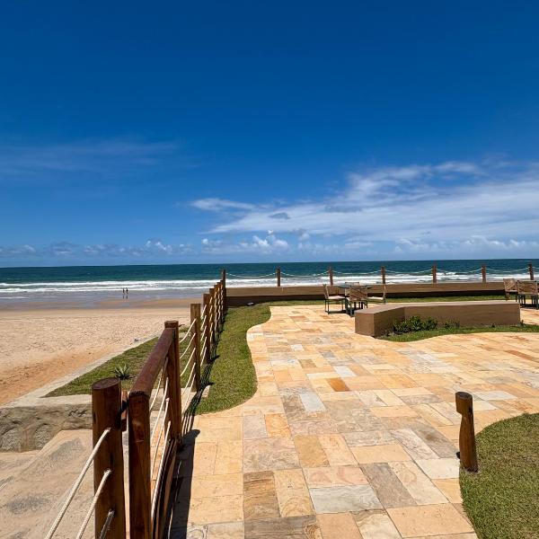 Refúgio à beira-mar com piscina e vista maravilhosa