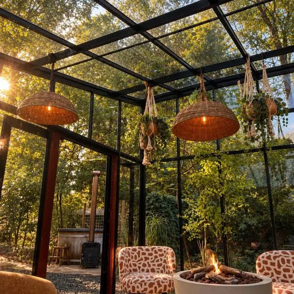 Boutique Bungalow 2 met sauna, hottub en boskas โรงแรมในRheezerveen