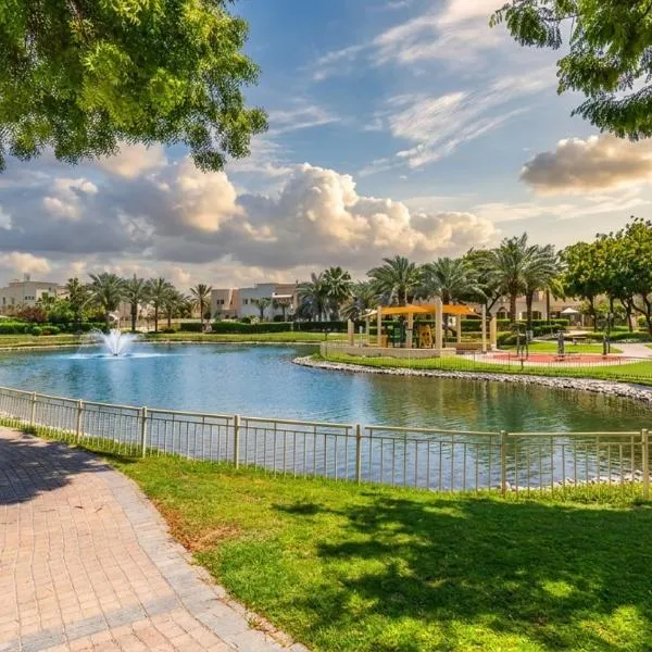 Vogue Vacation Homes, Springs Emirates Living near The Springs Souk, JBR, Marina, Mall of the Emirates, Spacious Villa with Garden and access to Lake and all Amenities in the Community – hotel w Dubaju