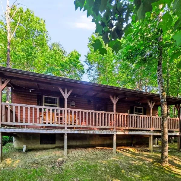Buckeye Hut at Avenwood Cabins – hotel w mieście New Straitsville