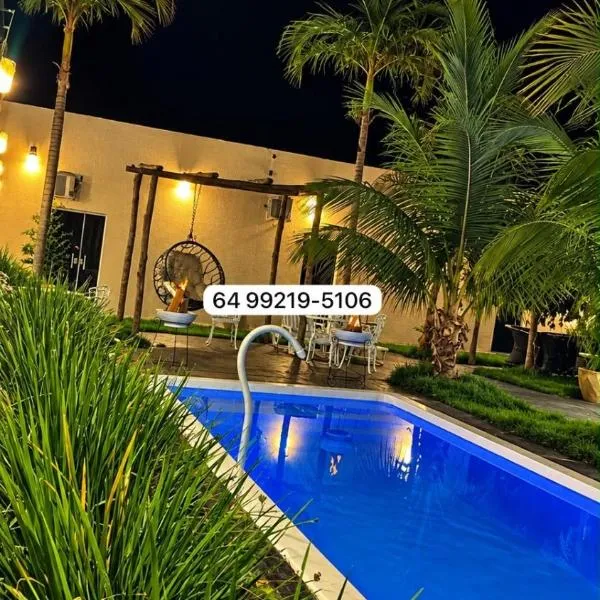 Acasasparadisiaca, Casa Completa com Sauna, Ofurô Quente e Piscina Quente Roupa de Cama Incluso e Máquina de Lavar Aceitamos PET PARCELAMOS ATÉ 18x no Cartão De Crédito Sem Juros, hotel i Caldas Novas
