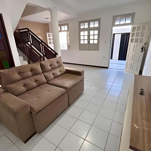 Casa c/ AR, 4/4, mt espaçosa em ótima localização