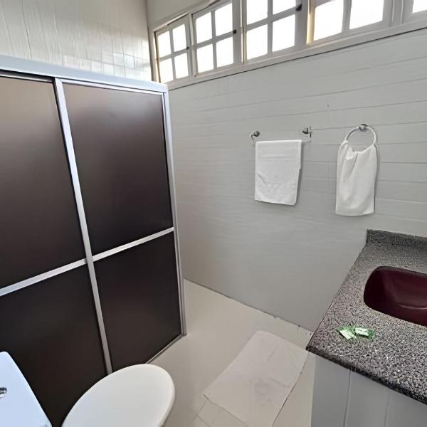 Casa c/ AR, 4/4, mt espaçosa em ótima localização - Foto 3