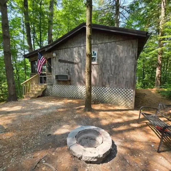 The Old Moonshiners at Avenwood Cabins, hotel sa New Straitsville