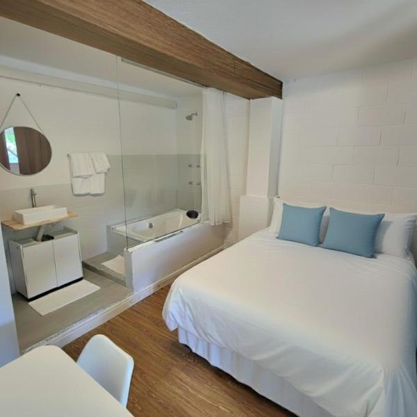 SUITE SIMPLES de 11m com Cama de Casal padrão, Streaming e Frigobar para Pernoite das 17h às 11h para NÃO FUMANTES e apenas adultos