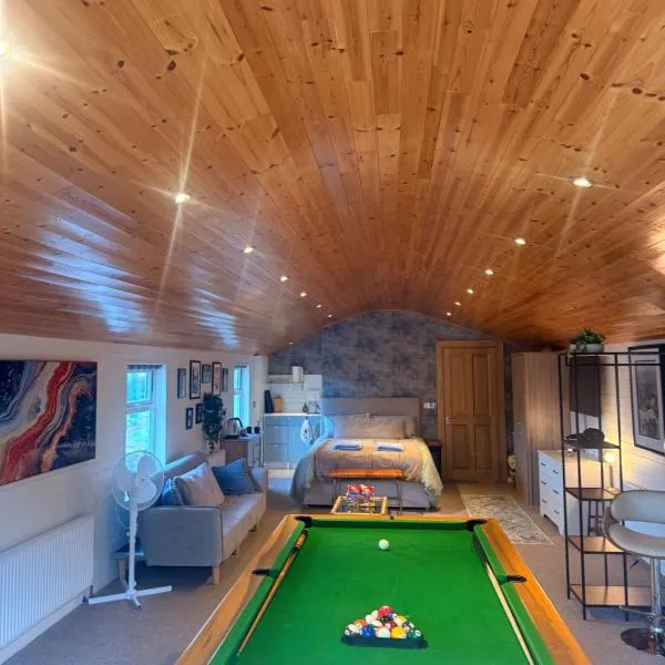 Country studio apartment, hótel í Wexford
