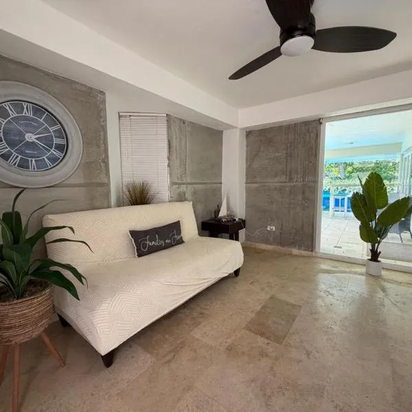 Villa Capitán Modern Stay Near Beach with pool, Hotel in Vega Alta