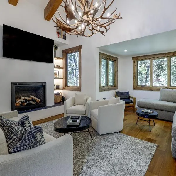 Elegant Vail Home - Walk to Booth Falls Trail, khách sạn ở Vail