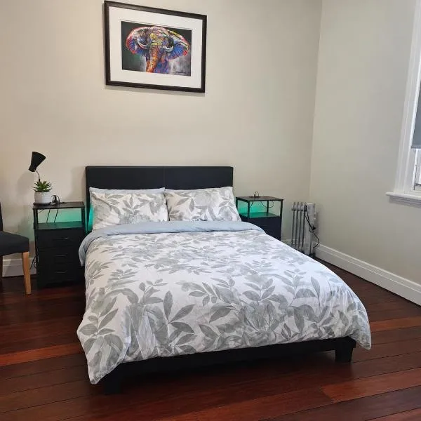 Globe Trotters Homestay - room in shared private residence, hotel v Perthe