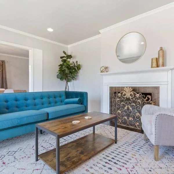 Vintage Chic Cottage · King Bed & Large Deck, hotel v destinaci Tulsa