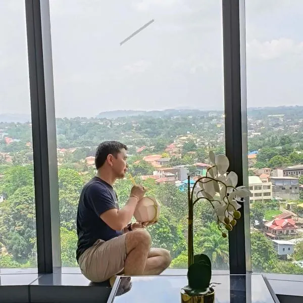 Minimalist 1BR Condo with NETFLIX at AEON TOWERS near Abreeza Mall by Rico、ダバオシティのホテル