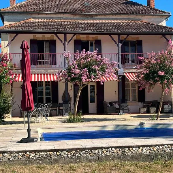 5-bedroom house with pool at edge of small village, hotelli kohteessa Laparade