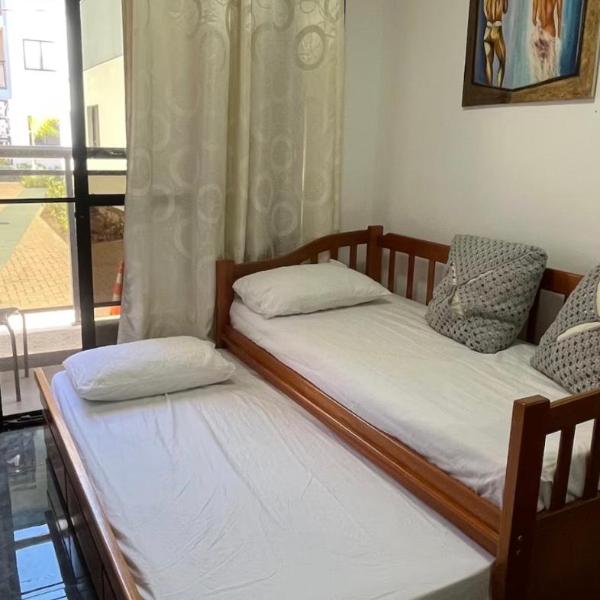 Apt grande ao lado da praia e com piscina - Foto 2