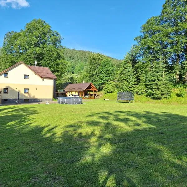 Vila Pohoda Javorníky s rozľahlým pozemkom, Hotel in Makov