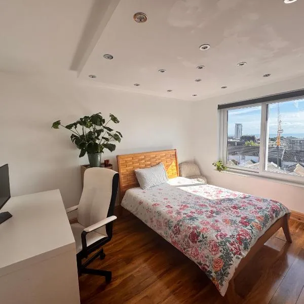 Room with a sea view!, hotel v destinaci Swansea