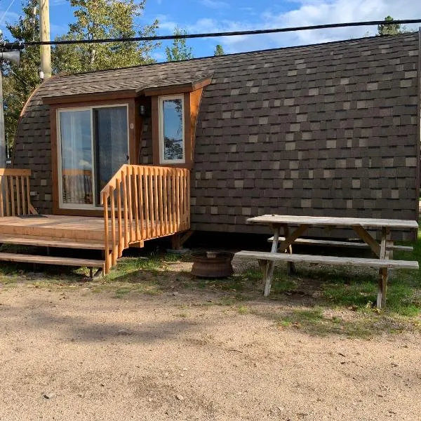 Hébergement Plage Robertson - Pods au bord du lac, hotel en Mashteuiatsh