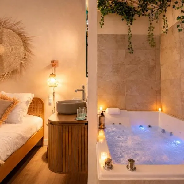 La Cour Secrète - Suite Bali - Escapade balinaise romantique - Balnéo privée - Spacieuse et tamisée - cœur de ville Carpentras, hotel a Carpentras