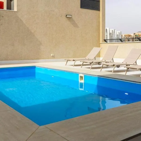 Luxury Family Penthouse with Private Parking & Pool 8 Guests Near Red Sea, hotel i Eilat