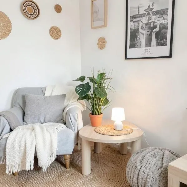 Stylish 2BR in Old Town Gem, hotel v Rigi