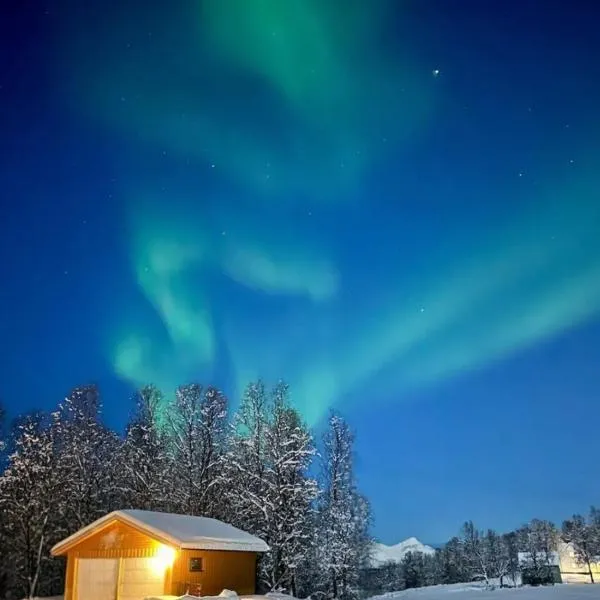 Comfortable apartment on a farm with parking, hotel v mestu Tromsø