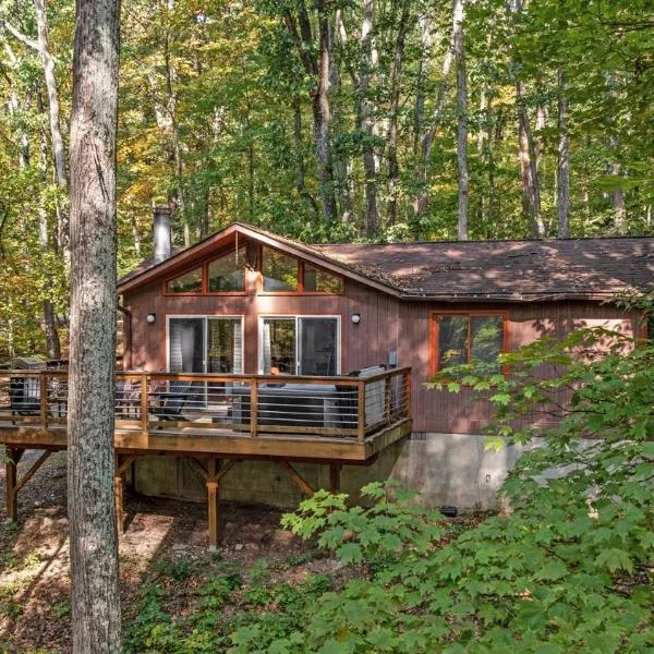 Wooded Nest, Cozy 3BR Chalet Near Spas & Hiking、バークレー・スプリングスのホテル