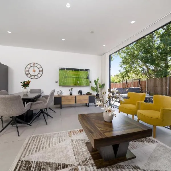 Veer Drive Residences - Sleeps 10 - Free Parking Spaces - Private Road, hotel i Harrow