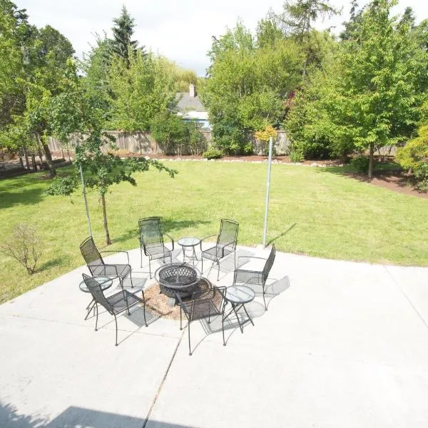 Spacious 5BR 2BA Home - Fenced Yard, BBQ, Fire Pit, khách sạn ở Oak Harbor