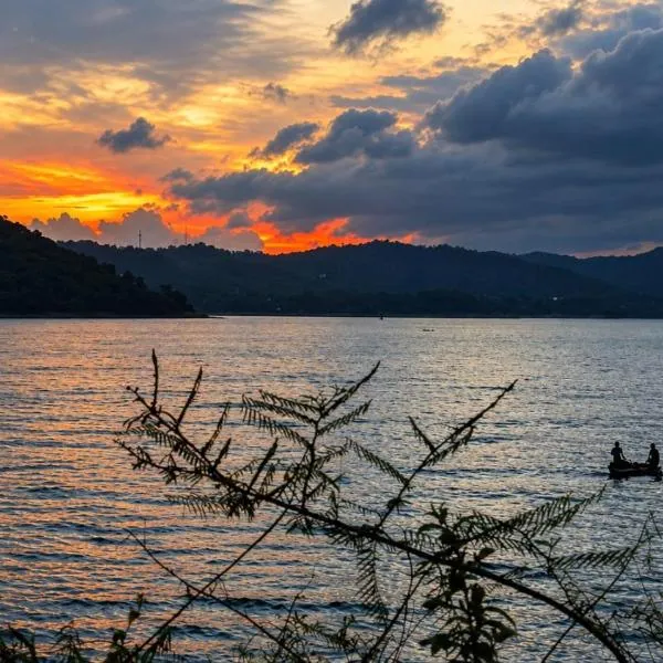 Teldeniya에 위치한 호텔 Elee Villa - Waterfront Retreat with Victoria Reservoir & Mountain Views