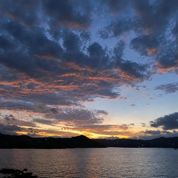 Teldeniya में, होटल Elee Villa - Waterfront Retreat with Victoria Reservoir & Mountain Views