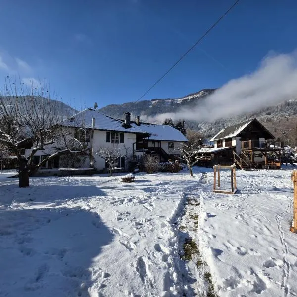 Auszeit mit Geschichte Ferienwohnungen in historisch Bauernhaus in Sachsenburg, schigebieten nahe, Pool, Gratis Parken & Welan, Zentral gelegen in Kärnten zwischen Berge und Seen, hotel a Sachsenburg