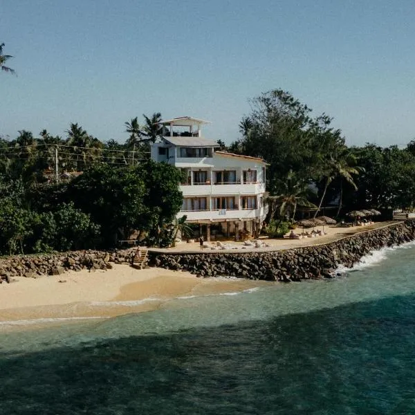 Blue Waves Surf House - Beach Hotel, Hotel in Ahangama