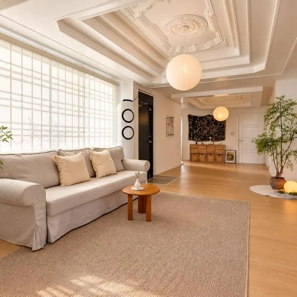 New JAJA Haenggung, SuwonㅣNext to Hwaseong Fortress ㅣ 165 sqm Large SpaceㅣCozy Korean VibeㅣComfortable & Well-keptㅣUp to 16 guestsㅣ2 Free Parkingㅣ2 Bathrooms ㅣ Loved by many guests, hotel a Suwon