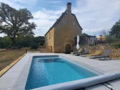 Chez Rénou et Prospérou maison typique du Sarladait, מלון בGenestal